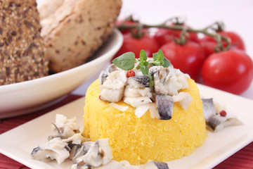 Polenta mit Heringssalat
