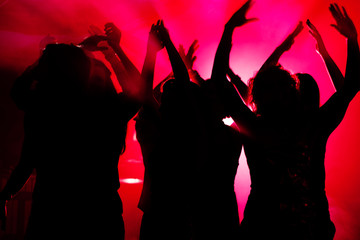 Leute tanzen in Disco mit Lichtshow
