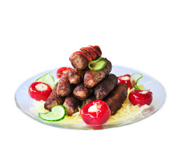 Cevapcici mit scharfen Paprikatomaten auf Streukäse