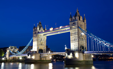 Obraz premium Illuminated Tower Bridge during the Blue Hour