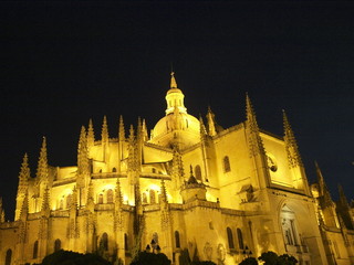 Fototapeta na wymiar Catedral de Segovia por la noche