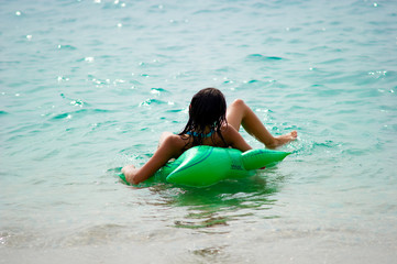 girl relaxing in the sea- ragazza nel mare