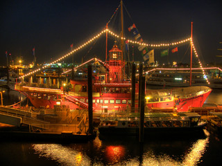 Feuerschiff nachts im Hamburger Hafen © joe ribo