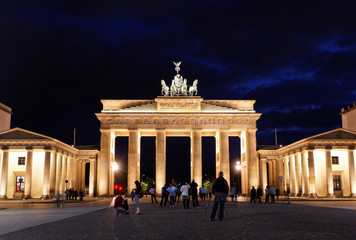 Fototapeta premium BRAMA BRANDENBURSKA nocą w Berlinie