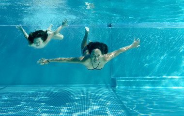 Happy Tauchergirls im Pool