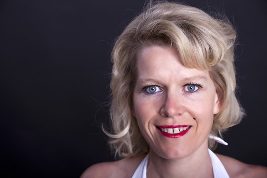 Frau mit Frisur im Stil der 1950er #1