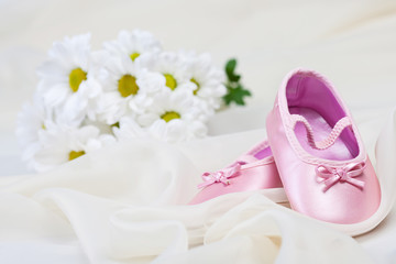 Fototapeta na wymiar Pink baby shoes