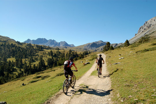 Mountainbiker in den Schweizer Alpen