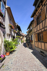 Fototapeta na wymiar Wąska ulica w Colmar