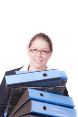 Frau mit Ordnern auf dem Arm
