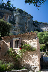 Fototapeta na wymiar Maison du hameau sous la falaise