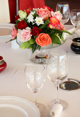 table de fête avec coupe de fleurs
