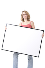 Junge Frau mit Schild (Textfreiraum)