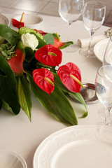 table de fête avec bouquet de fleurs