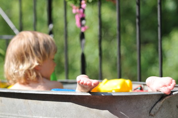 Kleinkind  beim baden