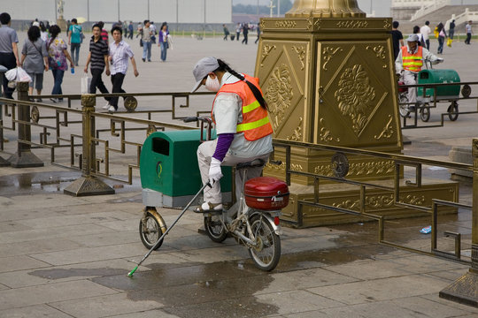 hine,beijing, place tian an men : jeune fille au vélo