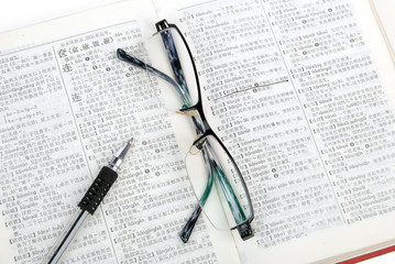Fototapeta premium glasses & pen with book