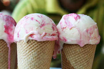 Bolas de helado de fresa y nata en cucuruchos