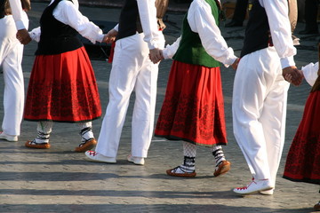 Exhibición de danzas vascas en un festival callejero