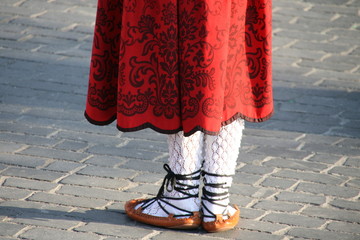 Obraz premium Bailarina de folk vasco vestida con el atuendo tradicional