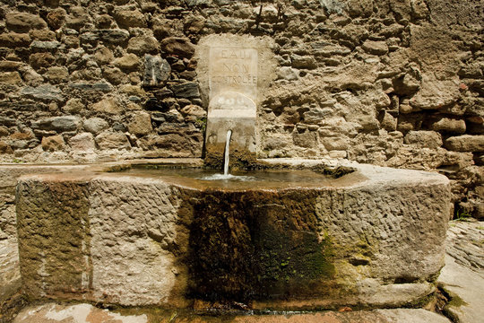 Fontaine et son réservoir en pierre