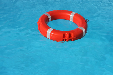 rettungsring schwimmend auf dem wasser