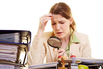 Managerin kontrolliert Verträge