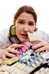 Doktor mit einem Haufen Tabletten