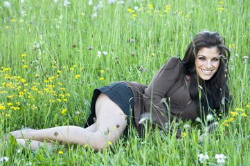 Sommerwiesen-Frau liegt in der Wiese