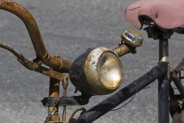 Altes rostiges Fahrrad
