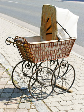 Alter Kinderwagen - Old Baby Carriage / Pram