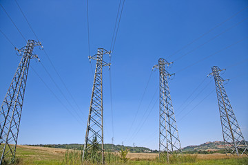 cavi e traliccio elettrico palo