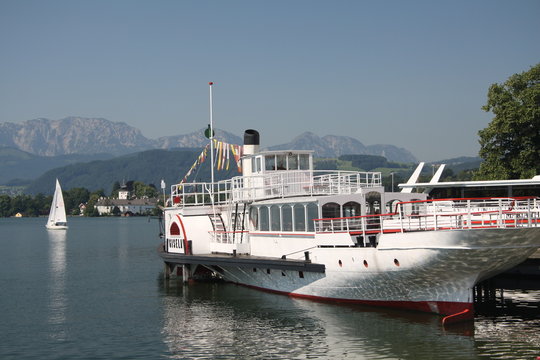 raddampfer mit schlo&szlig; orth
