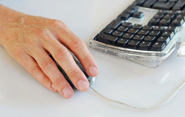 Hand mit Maus und Tastatur