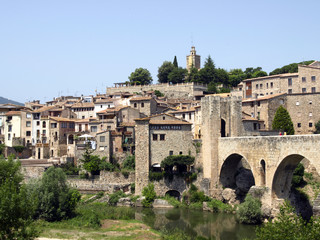 Fototapeta na wymiar średniowieczne miasto warowne z Besalu (Girona)