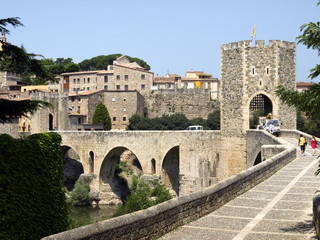 villa fortificada medieval de Besalu (Girona)