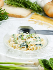 pasta linguine with spinach and asparagus (pasta primavera)