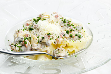 pasta with ham and champignons on white wine