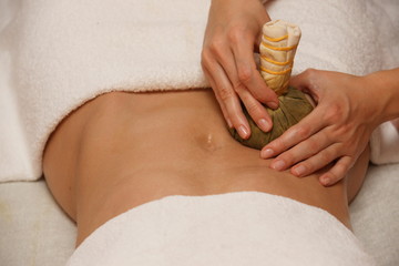 Stempelmassage am Bauch