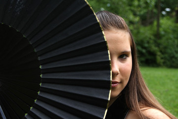 junge Frau mit Fächer