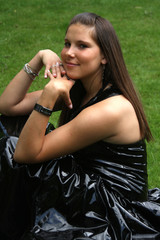 junge Frau im Lackkleid