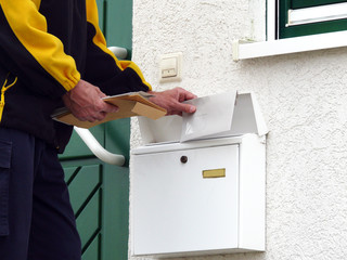 Briefkasten wird gefüllt