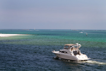 Obraz premium Boating In Destin Pass