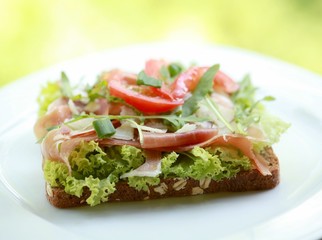 Vollkornbrot mit Parmaschinken und Parmesan
