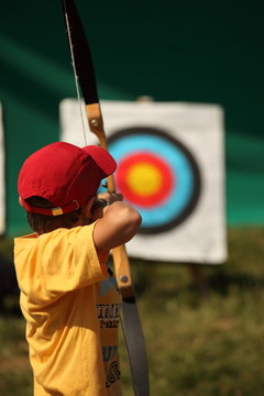 enfant qui fait du tir &agrave; l'arc