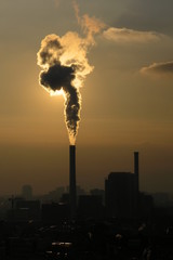 Schornsteinrauch im Gegenlicht