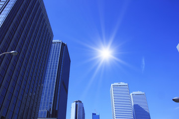 Fototapeta premium 高層ビルと太陽