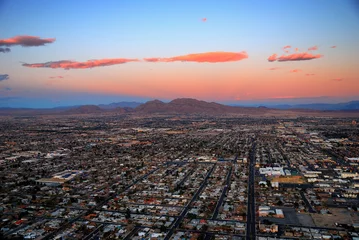 Photo sur Aluminium Las Vegas Ville moderne avec montagne au coucher du soleil