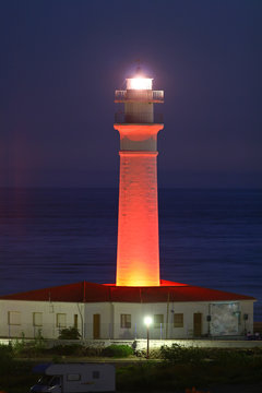 Iluminación nocturna del faro de Torrox-Costa, España