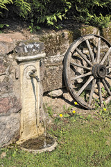Obraz premium Fontaine et vieille roue de charrette, Ottrott